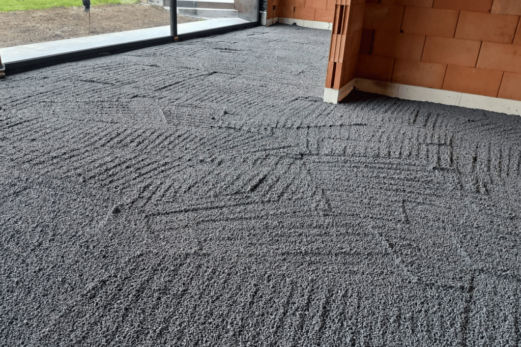 EPS korrels vloerisolatie gestort over de volledige vloeroppervlakte van een nieuwbouwwoning.