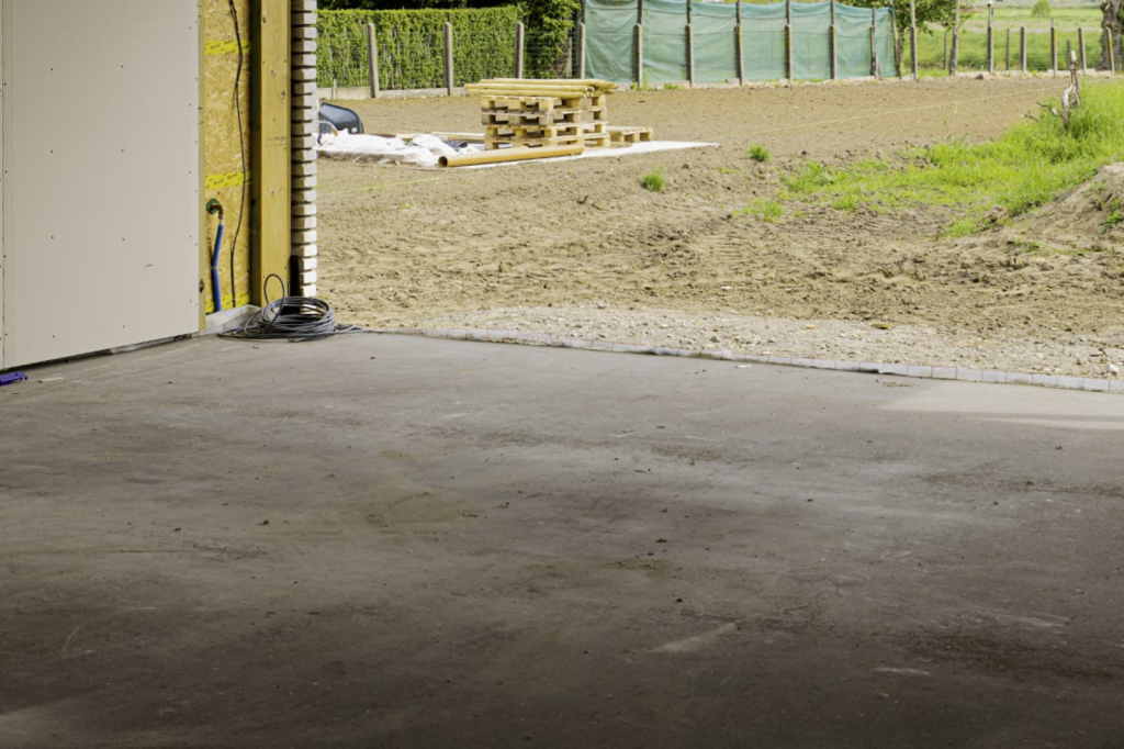 Afgewerkte chapevloer in een nieuwbouwproject als basis voor de verdere vloerafwerking.