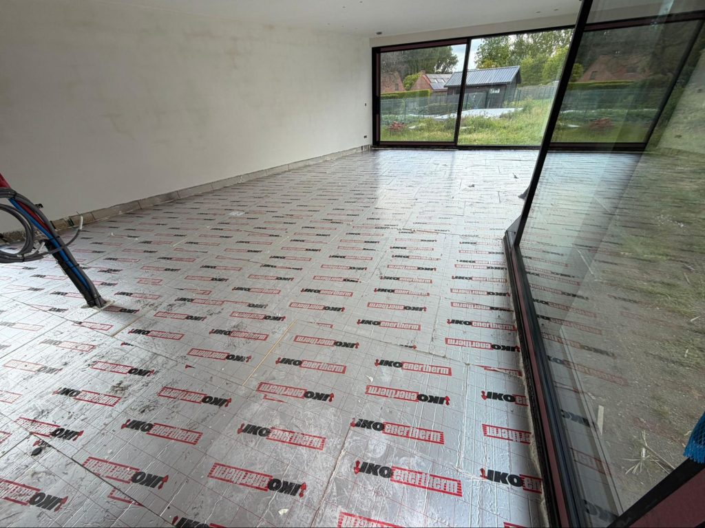 Vloerisolatieplaten geplaatst als vlakke basis voor chape in een nieuwbouwwoning.